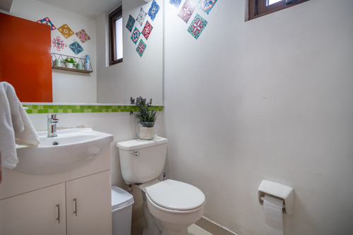 Casa Remodelada De Tres Pisos Y 4 Dormitorios En Condominio