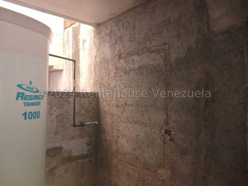 Bray Montoya Vende Amplio Apartamento En El Centro De Barquisimeto En Proceso De Remodelacion Con Todos Los Servicios Basicos Posee 4 Habitaciones 3 Baños Contactame! 2#4#2#0#8#1#3 Bray Montoya