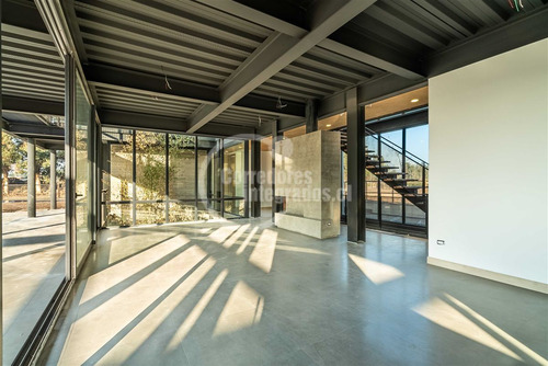 Casa En Venta De 6 Dorm. En Colina