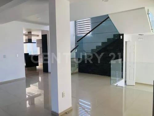 Casa En Venta, En El Palomar, Tlajomulco De Zuñiga, Jalisco.