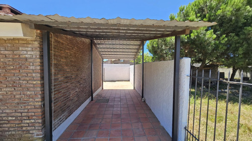 Ml Propiedades Alquila, Excelente Casa ,estilo Chalet Clásico De Dos Aguas, 2 Dormitorios, Jardín, Fondito, Calefactor Alto Rendimiento, A Pasos De Giannattasio.