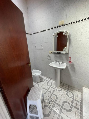 Imagen 8 de 15 de Hermoso Chalet En Venta Con Amplio Jardín, Piscina Y Cochera En Banfield