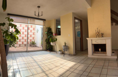 Casa De 4 Recámaras Y 2 Baños Completos - 194m2 Construcción