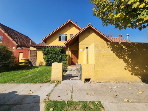 Casa En Venta De 3 Dorm. + Servicio En Colina