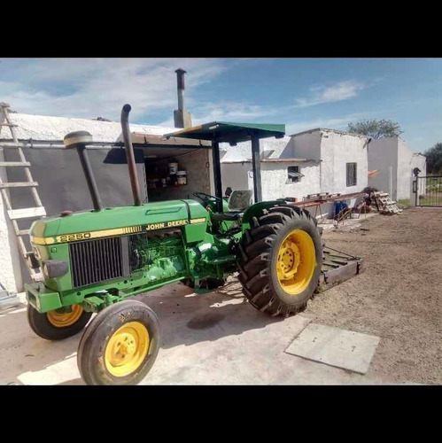John Deere 2250