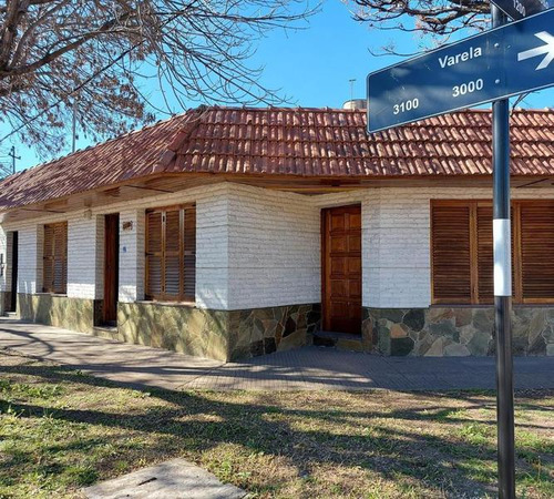 Casa  Venta O Permuta En Alberdi Varela Y Valle Hermoso