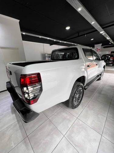 Imagen 8 de 18 de Ford Ranger Mitsubishi L200 2023 2.4 Di-d 181cv