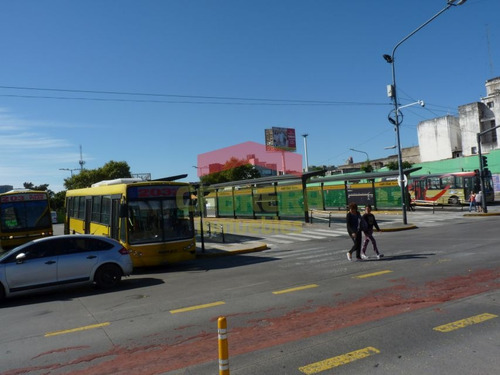 Local Próximo Puente Saavedra.