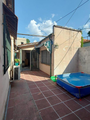 Venta - Casa En Beccar Con Dos Viviendas En Block Y Garage. Ideal Inversión.