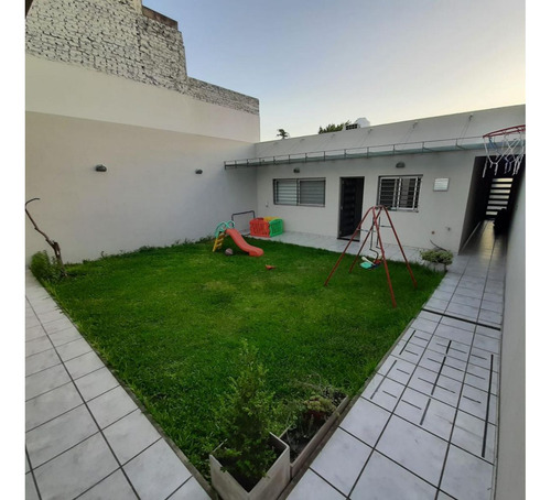 Departamento Tipo Casa Al Contrafrente De 4 Ambientes Con 2 Baños, Jardin, Quincho Y Parrilla ,