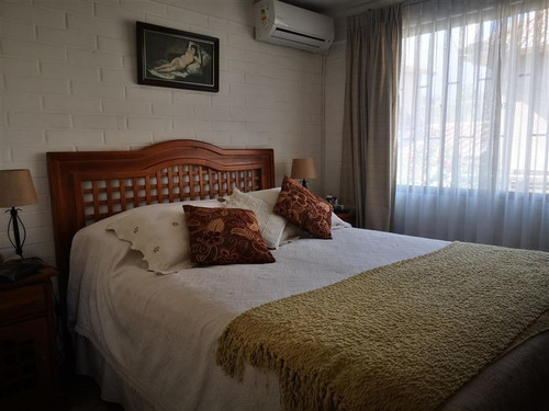 Casa En Venta De 4 Dorm. En Peñalolén