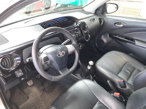 Toyota Etios Cross 1.5 Prata 2014