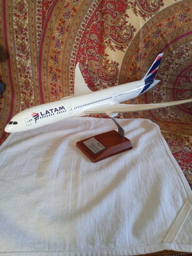 Avion De Resina Escala 1/100 Latam (Usado)