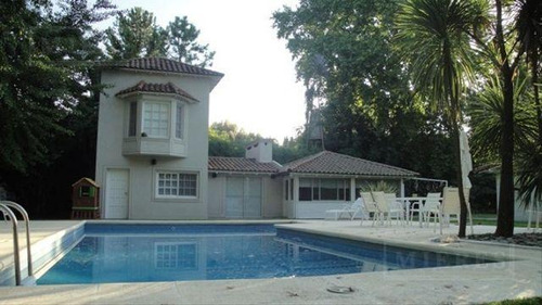 Casa Sobre Importante Lote De 5.500m² En Highland Park