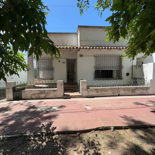 Amplia Casa En Venta Centro Saladillo