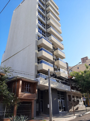 Cochera En Edificio Celestino, Sobre Calle Bolívar 