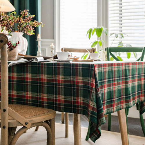 Mesa Rústica De Tela Navideña Tejida Con Un Mantel Verde