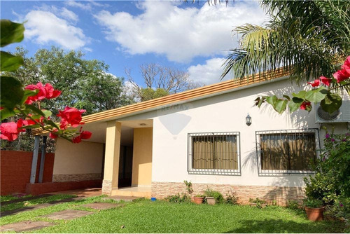 Vendo Amplia Casa En El Barrio Villa Cristina, Centro De Encarnación: 3 Habitaciones Y 3 Baños