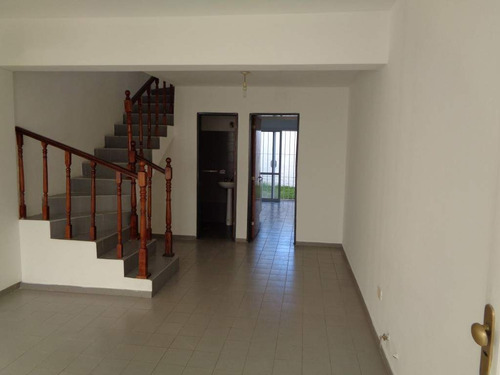 Barrio Alta Córdoba - Casa De 2 Dormitorios, Amplia Y Luminosa Con Cochera Cubierta, Cocina Comedor, 2 Baños Y Patio Con Césped