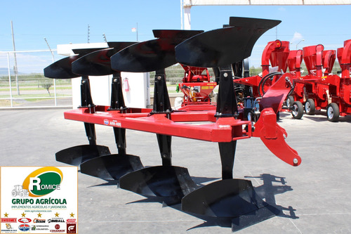 Imagen 2 de 12 de Arado Hidraulico Agricola 4 Rejas Marca Famaq P Tractor