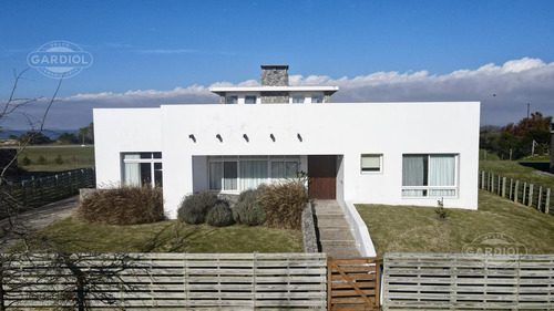 Casa En Venta En Colonia Del Sacramento Sobre Rambla Costanera, Barrio Sheraton