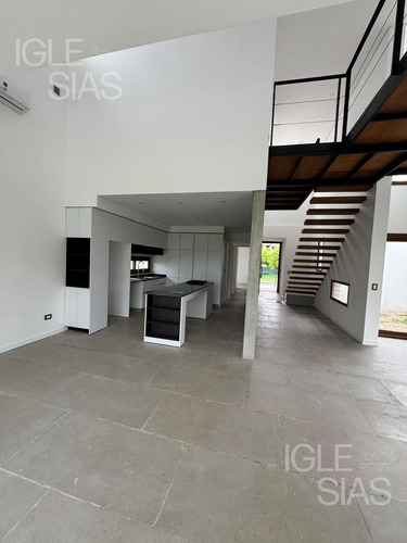 Casa En Venta De 3 Dormitorios En Los Castaños A Estrenar.
