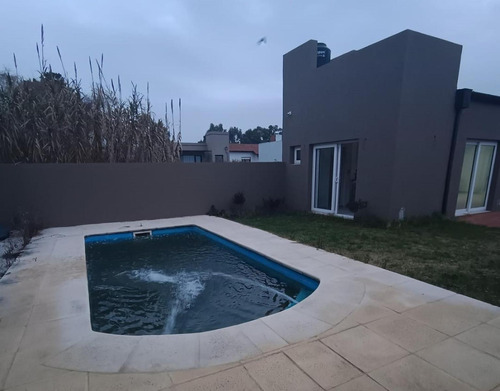 Casa En Venta - 4 Dormitorios 3 Baños - Cochera - 650mts2 - Tandil