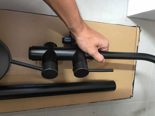 Imagem 9 de 11 de Misturador Banheira Preto Fosco Bica Alta Piso Freestanding