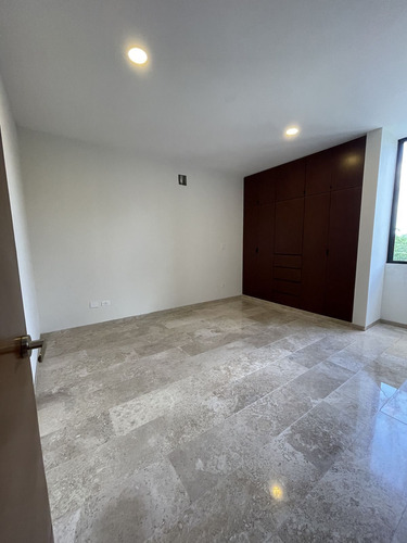 Casa De 4 Recámaras Dentro De Privada Cerca De La Isla, En Cholul