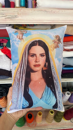 Almohadita Lana Del Rey Chiquita Almohadon Lana Del Rey Celeste Lana 01