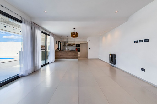 Moderna Casa Docta Etapa 2 Con Pileta