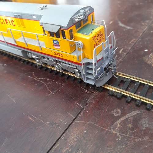 Imagem 2 de 7 de Locomotiva Ho Ge C30-7 Up 2423 Atlas 9 Polegadas /13