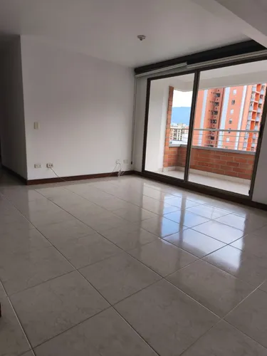 Vendo Apartamento Con Excelente Ubicación En La Parte Baja De La Loma De Los Bernal.