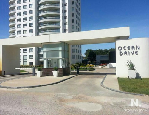 Apartamento De 2 Dormitorios En Edificio Ocean Drive , Punta Del Este , Maldonado 