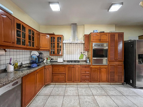 Casa De 3 Dormitorios Con Gran Jardín Y Pileta En Fisherton