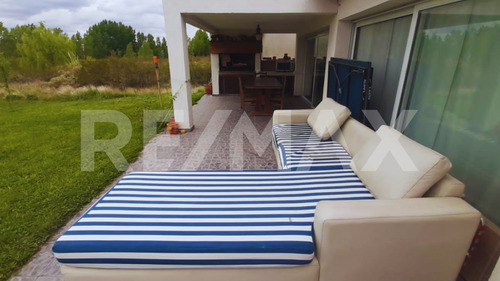 Casa En Venta ,yacht Club Mari Menuco Amoblada .