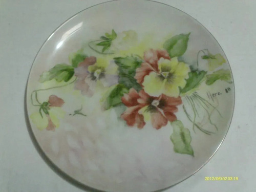 Plato De Porcelana Con Dibujo De Flores Central Pintado A Ma