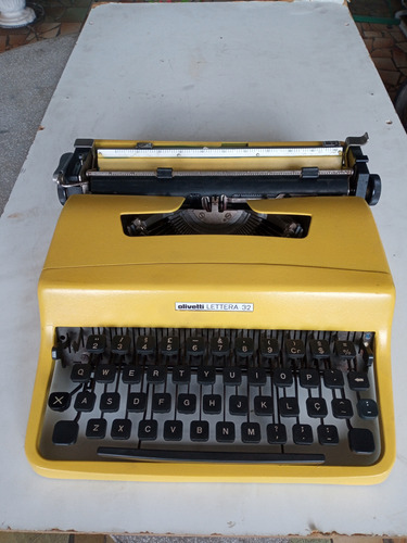 Máquina De Escrever Olivetti Lettera32 (Usado)