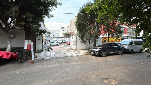 Terreno Limpio En Calle Tranquila Con Camellon De Palmeras En Colonia Narvarte