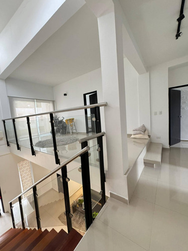 Venta De Exclusivo Townhouse En El Parral Final De Las 4av.