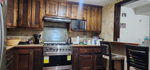 Casa De 3 Pisos Con Baño En Planta Baja Y Espacios Generosos En Villa Santin