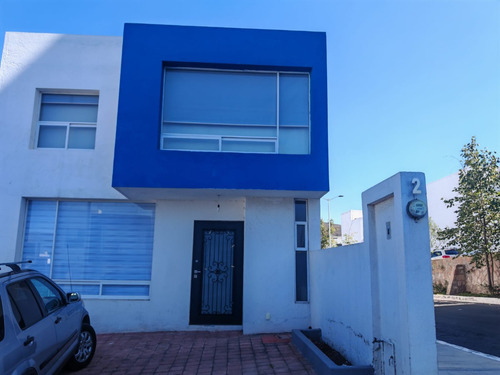 Fracc. Vista Azul A Unos Pasos De Tec Milenio Cerca Del Libram.surpte Casa En Esquina De 4 Recamaras Con Closets Y Estudio En Pb, Espacios Amplio E Iluminados