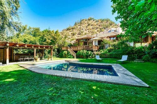Chilena, Con Gran Jardín Formado, El Arrayán