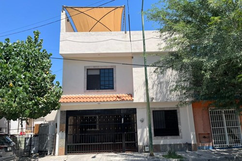 Casa En Venta En Torreon Residencial, Con Habitacion Y Baño Completo En Planta Baja.