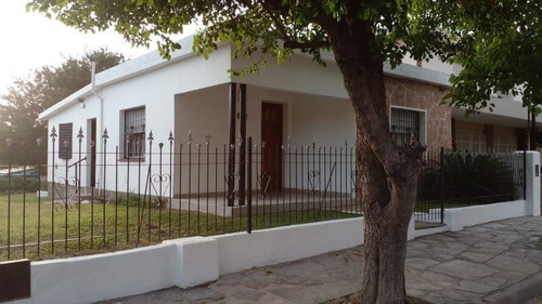 Casa En Venta - 2 Dormitorios 1 Baño - 170mts2 - Villa Carlos Paz