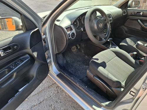 Volkswagen Jetta 2.0 At