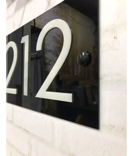Placa Em Acrílico De Número Residencial Em Relevo. 25x15. 2 Opções De Cor: Preto/branco - Branco/preto