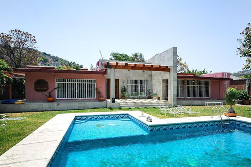 Casa Con Amplio Jardín Estilo Contemporáneo