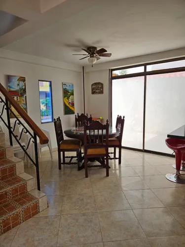 Casa Remodelada, Con Jardín, Sobre Vía Principal, Esquinera Y Con Magnifica Vista.