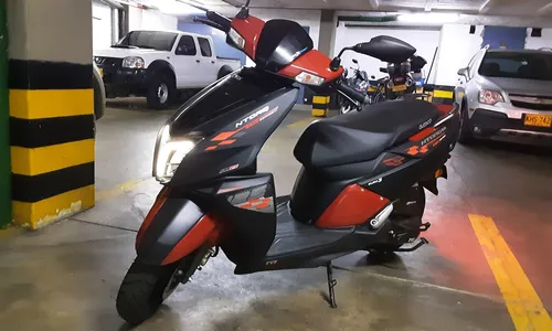 Negra/rojo 125cc, 2022. Conector Usb, Automática, Como Nueva